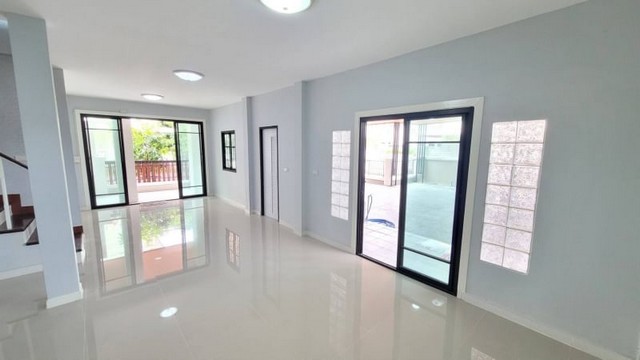 ขายบ้านปิยวรารมย์  รีโนเวทใหม่หมด ใกล้รถไฟสายสีม่วง ใกล้เซ็นทรัลเวสต์เกต บรรยากาศดี สงบมาก ปลอดภัย ถูกสุดในโครงการ กู้ฟรี โอนฟรี นนทบุรี